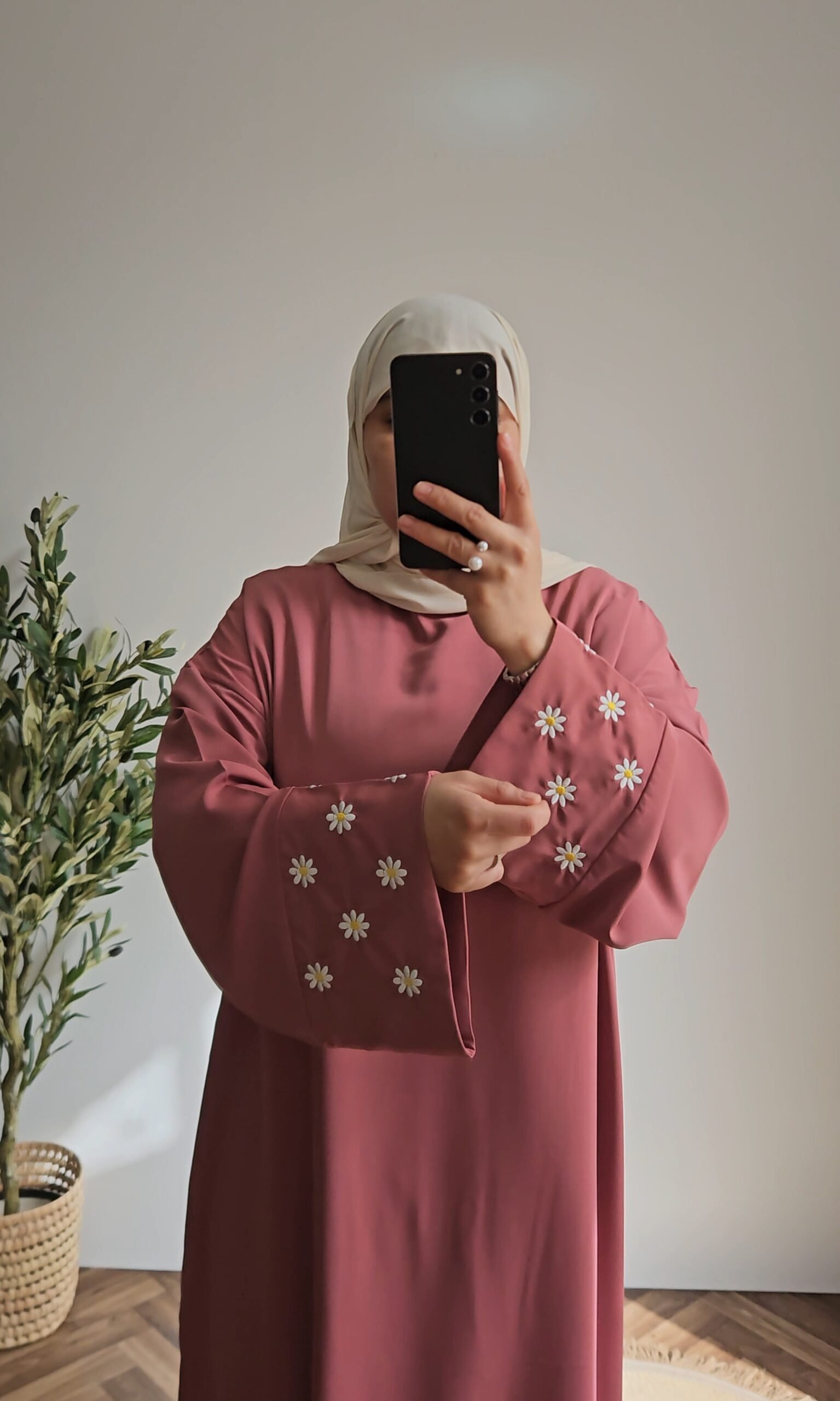 عباءة وردة 🌼